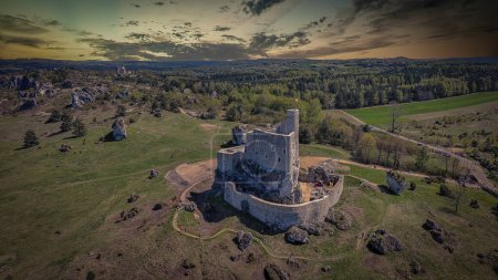 Téléchargez les photos : Ruines d'un château médiéval dans le village de Mirow, Pologne. - en image libre de droit