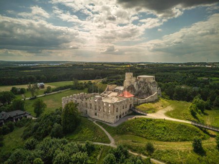 Foto de Ruinas de un castillo medieval en el pueblo de Rabsztyn, Polonia. - Imagen libre de derechos