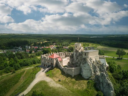 Foto de Ruinas de un castillo medieval en el pueblo de Rabsztyn, Polonia. - Imagen libre de derechos