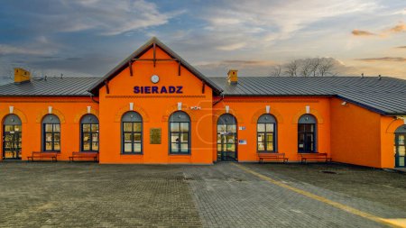 Immeuble de gare à Sieradz, Pologne.