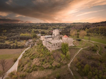 Foto de Ruinas del castillo en el pueblo de Rabsztyn, Polonia. - Imagen libre de derechos