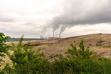 Kohlekraftwerk und Tagebau in Bechatw, Polen.