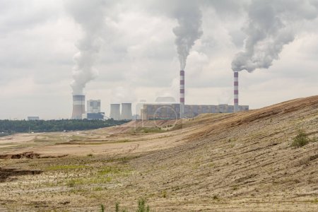 Centrale thermique au charbon et mine à ciel ouvert à Bechatw, Pologne.