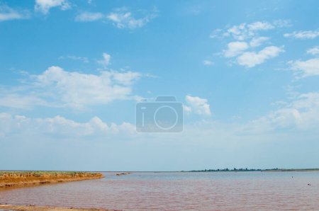 Lac rose. Vacances d'été au lac rose en Australie. Lac rose Ukraine. Point de repère naturel du lac Hillier en Australie. Port Gregory Eau rose. La rive salée de la Laguna Salada. Lumière du coucher du soleil.
