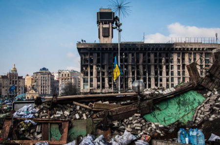 Maidan 2014 manifestación de la revolución Euromaidan en Kiev. Barricada ucraniana por la libertad. Oposición gubernamental. Rebelión, guerra y crisis. Bandera.