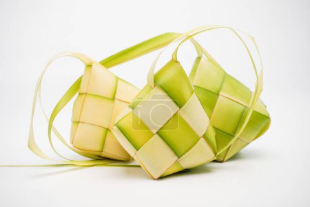 Die Grundzutat für Ketupat Lontong wird aus Kokosblättern hergestellt