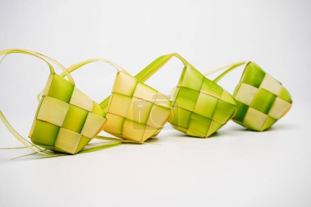 Die Grundzutat für Ketupat Lontong wird aus Kokosblättern hergestellt