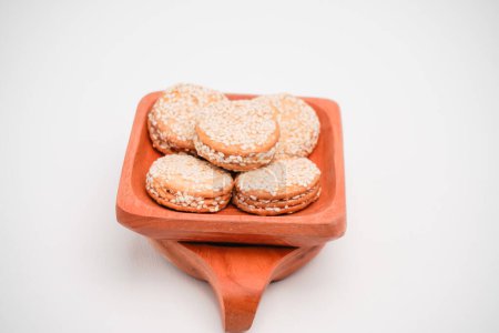 Biscuits au sésame marie dans un récipient sur fond blanc