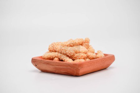 A dry snack made from flour and sesame in an oval shape is called keciput