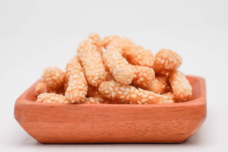 A dry snack made from flour and sesame in an oval shape is called keciput