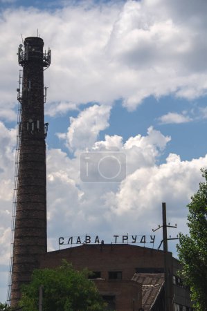 Foto de Fábrica soviética abandonada y chimenea - Imagen libre de derechos