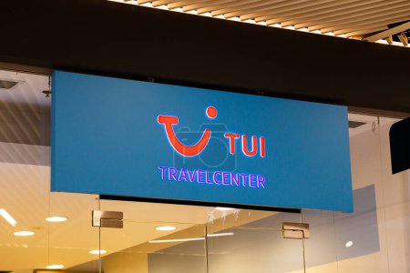 Foto de Sibiu, Rumania - 2 de mayo de 2022: TUI travel center sign ang logo on their travel operator office in Promenada Mall in Sibiu. TUI Group - una de las principales empresas de viajes del mundo - Imagen libre de derechos