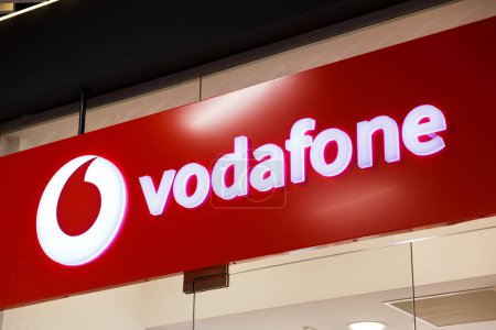 Téléchargez les photos : Sibiu, Roumanie - 2 mai 2022 : Affichage du logo Vodafone devant le centre commercial Promenada, l'un des plus grands centres commerciaux de Sibiu - en image libre de droit