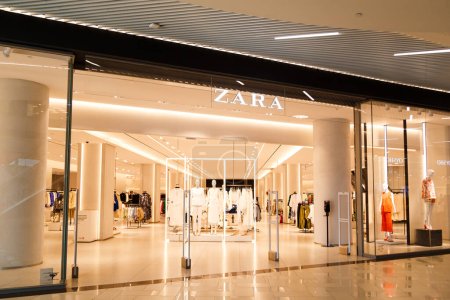 Foto de Sibiu, Rumania - 2 de mayo de 2022: Zara fashion store front in Promenada Mall, uno de los mayores centros comerciales de Sibiu - Imagen libre de derechos