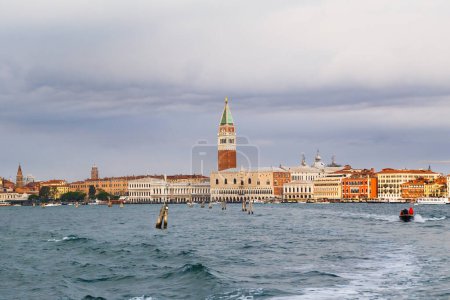 Panoramiczny widok na Wenecję, Włochy z morza. Plac św. Marka, Pałac Dożów, dzwonnica św. Marka i inne zabytki centrum Wenecji z łodzi.