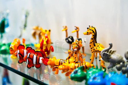 Souvenirs colorés du célèbre verre de Murano. Figures animales traditionnelles en verre de Murano dans la boutique de cadeaux de marque, île de Murano, Venise, Italie.
