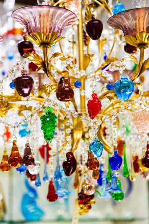 Lustre en cristal coloré ou pendentifs en verre ou lampe du célèbre verre de Murano. Lustre traditionnel en verre vénitien dans la boutique de cadeaux de marque, île de Murano, Venise, Italie.
