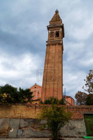 Berühmter schiefer Glockenturm Campanile Pendente der Bischofskirche Saint Martin auf der Insel Burano, Venedig, Italien.