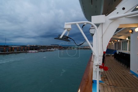 Blick auf den Kreuzfahrthafen von Venedig vom offenen Deck des Passagier-Kreuzfahrtschiffes, Abend, bewölktes Wetter. Reisekonzept.
