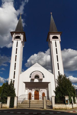 Die orthodoxe Kirche in Avrig Stadt vor blauem Himmel mit Wolken, Rumänien. Catedrala Ortodoxa Adormirea Maicii Domnului. Strahlend sonniger Tag.