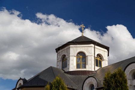 La iglesia ortodoxa en Avrig ciudad contra un cielo azul con nubes, Rumania. Catedrala Ortodoxa Adormirea Maicii Domnului. Día soleado brillante.