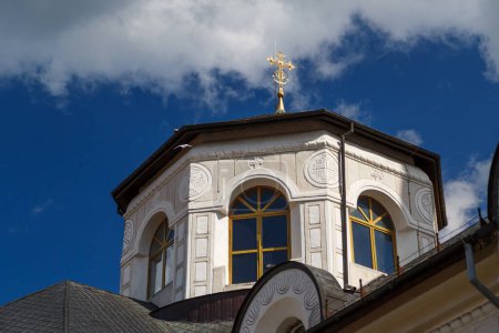 La iglesia ortodoxa en Avrig ciudad contra un cielo azul con nubes, Rumania. Catedrala Ortodoxa Adormirea Maicii Domnului. Día soleado brillante.