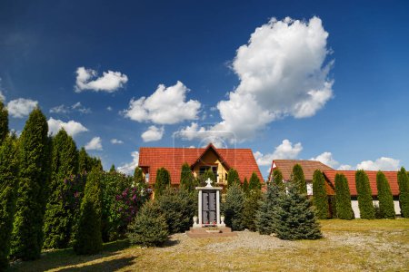 Patio de la iglesia ortodoxa en Avrig ciudad contra el cielo azul con nubes, Rumania. Catedrala Ortodoxa Adormirea Maicii Domnului. Día soleado brillante.