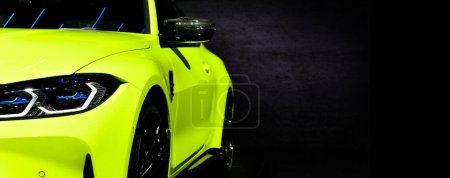 Téléchargez les photos : Phares de voiture de sport jaune sur fond noir - en image libre de droit
