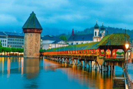 Hermosa ciudad histórica de Lucerna con el famoso puente de la capilla y la torre de agua en el crepúsculo, Suiza