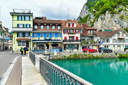 Téléchargez les photos : 20 mai 2023 : Beaux bâtiments situés dans le centre-ville d'Interlaken, une destination touristique célèbre en Suisse - en image libre de droit