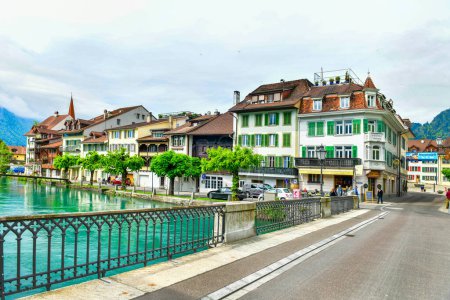 Téléchargez les photos : 20 mai 2023 : Beaux bâtiments situés dans le centre-ville d'Interlaken, une destination touristique célèbre en Suisse - en image libre de droit