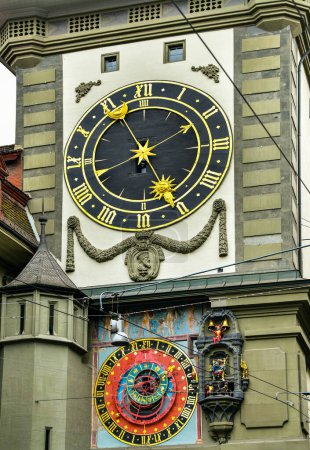 Astronomische Uhr am mittelalterlichen Zytglogge-Uhrenturm in der Kramgasse in Bern Schweiz