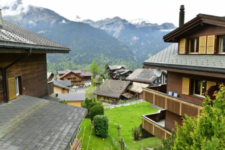 Blick auf das alpine Wengendorf Schöne Outdoor-Szene in der Schweiz