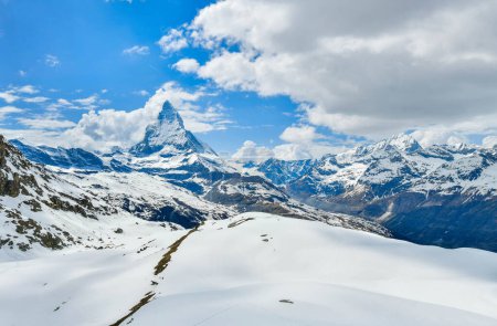 Blick auf die Schweizer Alm mit Matterhorngipfel am sonnigen Tag Zermatt Schweiz