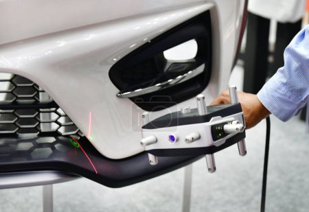 Handgeführter 3D-Laserscanner zur Messung der Motorgenauigkeit In der industriellen Fabrik