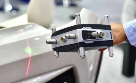 Téléchargez les photos : Détecteur laser 3D portatif, précision du moteur de mesure dans l'usine industrielle - en image libre de droit