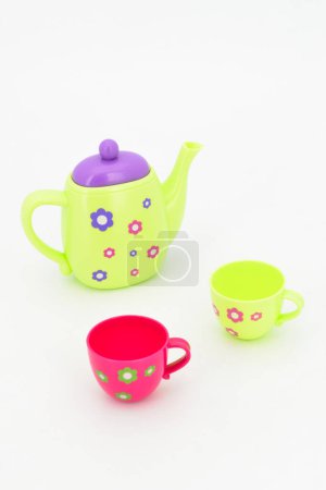 Téléchargez les photos : Jeu de thé coloré isolé sur fond blanc - en image libre de droit