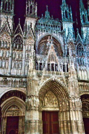 Téléchargez les photos : ROUEN, FRANCE - JUIN 2019. Spectacle de projection sur le mur de l'église de la cathédrale de Rouen lors de la célèbre exposition Armada. Très coloré - en image libre de droit