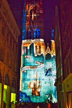 Téléchargez les photos : ROUEN, FRANCE - JUIN 2019. Spectacle de projection sur le mur de l'église de la cathédrale de Rouen lors de la célèbre exposition Armada. Très coloré - en image libre de droit