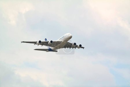 Foto de Editorial ilustrativo. Airbus A380 en el cielo nublado - Imagen libre de derechos