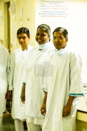 Foto de Puducherry, India - Marzo Circa, 2020. Equipo de enfermeras hablando entre sí en el pasillo del hospital, Trabajadores de la salud en la pandemia de Coronavirus Covid19 - Imagen libre de derechos