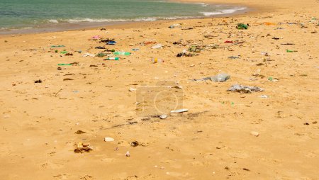 Téléchargez les photos : WARANG, MBOUR, SÉNÉGAL - Vers janvier 20222. Plage de sable de l'océan Atlantique avec tant de pollution plastique des ordures au Sénégal Afrique. Pas de place pour le tourisme sur la plage pour profiter des vacances - en image libre de droit