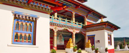 Foto de LA BOULAYE, FRANCIA - ABRIL Circa, 2018. Gran vista al aire libre del famoso templo de las mil buddhas. Es multicolor, de tres niveles de estilo butanés con estatuas de Budas de varios tamaños, muchas pinturas Thangka, frescos de pared y frisos - Imagen libre de derechos