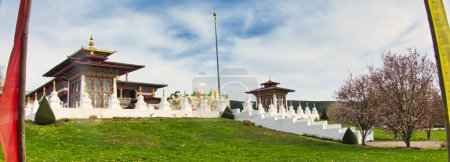 Foto de LA BOULAYE, FRANCIA - ABRIL Circa, 2018. Gran vista al aire libre del famoso templo de las mil buddhas. Es multicolor, de tres niveles de estilo butanés con estatuas de Budas de varios tamaños, muchas pinturas Thangka, frescos de pared y frisos - Imagen libre de derechos
