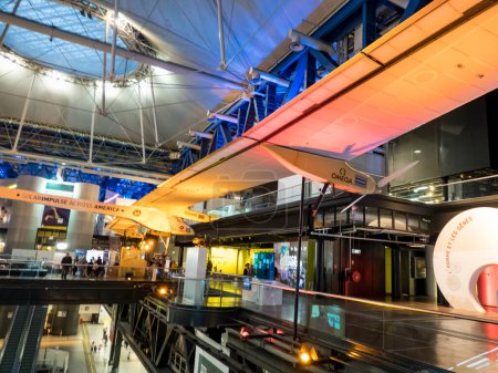 Foto de CIENCIA CENTRO, PARÍS, FRANCIA - NOVIEMBRE Circa, 2019. Solar Impulse, avión experimental alimentado por energía solar en la sala del museo
. - Imagen libre de derechos