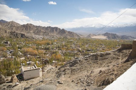 Foto de Vista panorámica de la ciudad de Leh, capital del reinado de Ladakh en el Himalaya indio. Foto de alta calidad - Imagen libre de derechos
