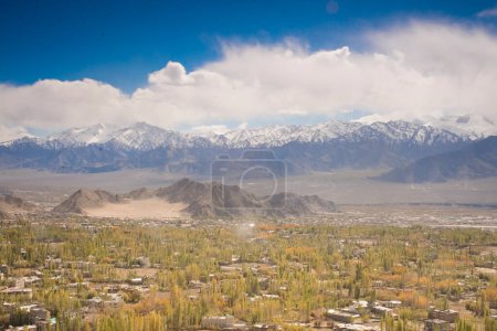 Foto de Vista panorámica de la ciudad de Leh, capital del reinado de Ladakh en el Himalaya indio. Foto de alta calidad - Imagen libre de derechos