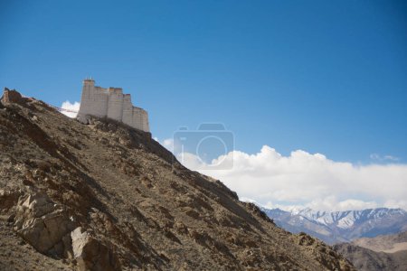 Foto de Paisaje montañoso árido del Himalaya en Leh, Ladakh, en el norte de India. Foto de alta calidad - Imagen libre de derechos