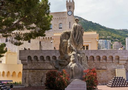 Estatua en honor al Príncipe Alberto, Príncipes del Palacio de Grimaldi, Palacio Real, Mónaco en la Riviera Francesa 