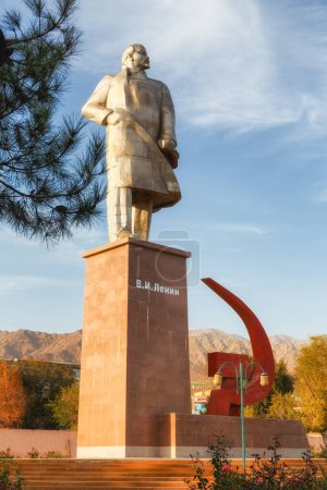Téléchargez les photos : La plus grande statue de Lénine en Asie centrale, Victory Park Khujand, Tadjikistan - en image libre de droit